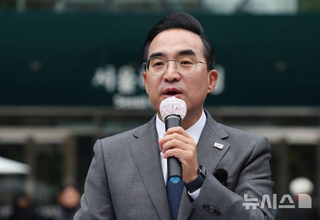 [서울=뉴시스] 김진아 기자 = 박홍근 더불어민주당 의원이 26일 서울 중구 서울시청 앞에서 내년 6월 3일 치러지는 서울시장 선거 출마 선언을 하고 있다.  2025.11.26. bluesoda@newsis.com