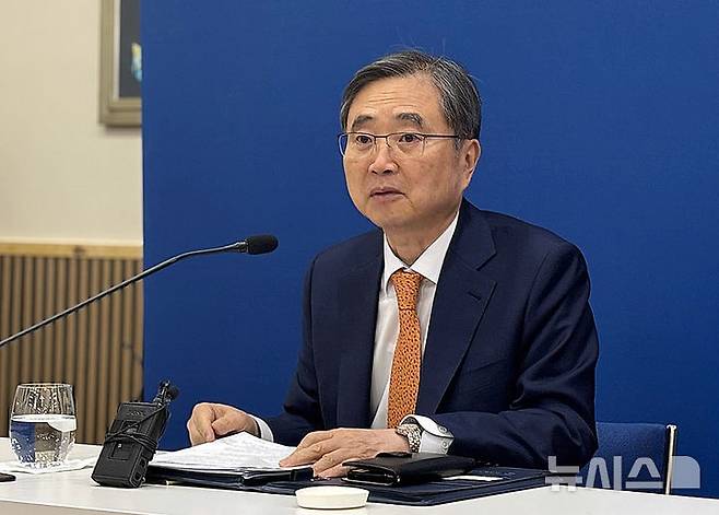 [워싱턴=뉴시스] 이윤희 특파원 = 조현 외교부 장관이 5일(현지 시간) 미국 워싱턴DC 주미대사관에서 특파원 간담회를 열고 발언하고 있다. sypmathy@newsis.com. 2025.02.06.