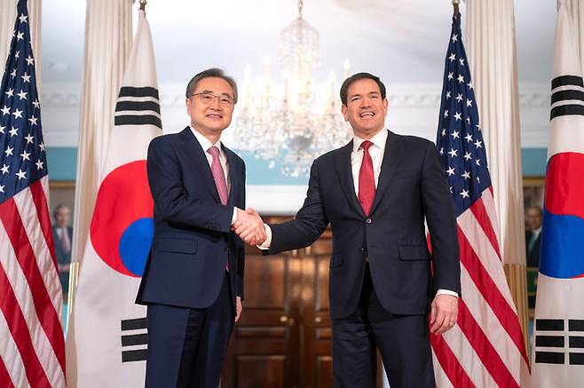 [워싱턴=AP/뉴시스] 조현(왼쪽) 외교부 장관이 3일(현지 시간) 미국 워싱턴 국무부에서 마코 루비오 미 국무장관과 회담에 앞서 악수하고 있다. 2026.02.04.