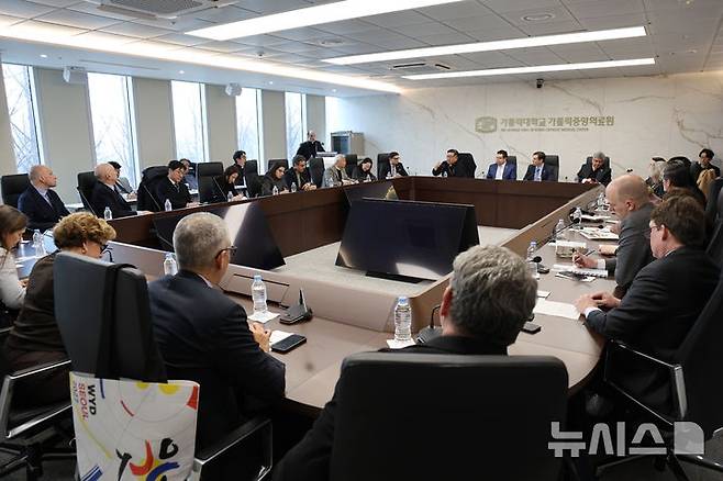 [서울=뉴시스] 4일 오후 가톨릭대학교 성의교정 옴니버스파크에서 열린 2027 서울 세계청년대회 국제 설명회에 중남미·유럽 25개국 주한대사, 영사 및 관계자 30여 명이 참석해 설명을 듣고 있다. (사진=천주교 서울대교구 제공) 2026.02.06 photo@newsis.com