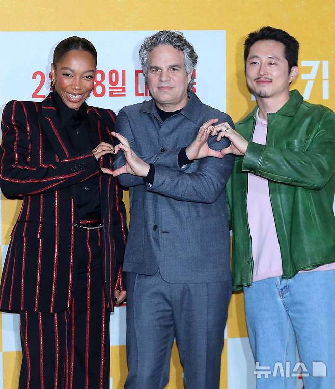 [서울=뉴시스] 김혜진 기자 = 배우 나오미 아키에(왼쪽부터), 마크 러팔로, 스티븐 연이 20일 오전 서울 강남구 코엑스 메가박스에서 열린 영화 '미키 17'(감독 봉준호) 기자간담회에서 포즈를 취하고 있다.한국에서 세계 최초 개봉하는 '미키 17'은 죽으면 다시 프린트되는 '익스펜더블'로 위험한 일에 투입되는 소모품 인생을 살던 미키(로버트 패틴슨)가 17번째 죽음의 위기에서 벌어지는 예측불허의 모험을 그린 영화로 오는 28일 개봉된다. 2025.02.20. jini@newsis.com