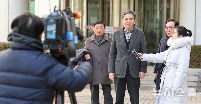 [서울=뉴시스] 김선웅 기자 = 곽상도 전 국민의힘 의원이 6일 서울 서초구 서울중앙지법에서 열린 범죄수익은닉규제법 위반 혐의 1심 선고공판에서 공소 기각을 선고받은 뒤 법정을 나서며 입장을 말하고 있다. (공동취재) 2026.02.06. photo@newsis.com