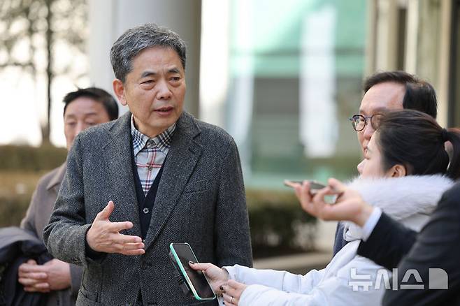[서울=뉴시스] 김선웅 기자 = 곽상도 전 국민의힘 의원이 6일 서울 서초구 서울중앙지법에서 열린 범죄수익은닉규제법 위반 혐의 1심 선고공판에서 공소 기각을 선고받은 뒤 법정을 나서며 입장을 말하고 있다. (공동취재) 2026.02.06. photo@newsis.com