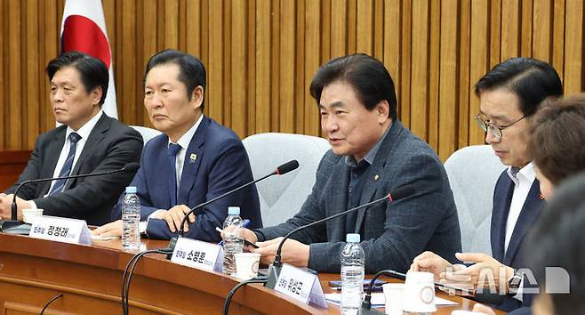 [서울=뉴시스] 김금보 기자 = 더불어민주당 3선 의원 모임 회장인 소병훈 의원이 6일 오후 서울 여의도 국회에서 열린 정청래 대표-3선 의원 긴급간담회에서 발언을 하고 있다. 2026.02.06. kgb@newsis.com