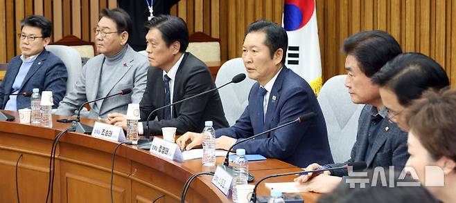 [서울=뉴시스] 김금보 기자 =정청래 더불어민주당 대표가 6일 오후 서울 여의도 국회에서 3선 의원 긴급간담회를 열고 발언을 하고 있다. 2026.02.06. kgb@newsis.com