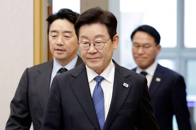 이재명 대통령이 5일 청와대 여민관에서 열린 수석보좌관회의에 입장하고 있다. 왼쪽은 강훈식 비서실장. 연합뉴스