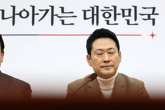 국민의힘 장동혁 대표가 5일 국회에서 당내 사퇴론과 재신임 투표론 관련 입장 발표 기자간담회를 열고 "오늘(5일)부터 내일까지 자신에 대한 사퇴 혹은 재신임 투표 요구가 있다면 전 당원 투표를 하겠다"며 "재신임을 받지 못한다면 당대표직과 국회의원직을 내려놓겠다"고 밝히고 있다. 연합뉴스