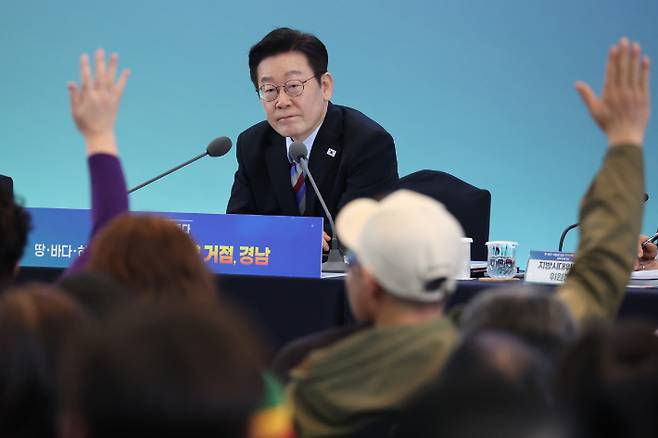 이재명 대통령이 6일 창원 성산구 창원컨벤션센터에서 열린 '경남의 마음을 듣다' 타운홀미팅 간담회에서 참석자들의 발언권 요청을 받고 있다. 연합뉴스