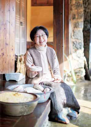 김희숙 제주 술익는 집 대표가 오메기술을 빚을 때 사용하는 좁쌀과 누룩을 보여주고 있다.