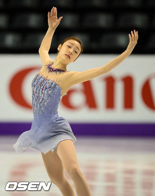 [OSEN=런던(캐나다), 지형준 기자] 피겨여왕 김연아가 14일 오후(이하 한국시간) 캐나다 온타리오주 런던 버드와이저 가든스에서 열린 2013 국제빙상경기연맹(ISU) 피겨스케이팅 세계선수권대회 여자 싱글 쇼트프로그램(SP) 경기에 앞서 드레스 리허설을 하고 있다.지난 13일 연기순서 추첨에서 전체 출전 선수 35명 가운데 14번을 뽑은 김연아는 3조 세 번째로 연기를 펼치게 됐다.그 어느 때보다 기대감이 높은 무대다. 2011 모스크바 세계선수권대회 이후 2년 만에 처음으로 메이저 국제무대에 섰다. 쇼트프로그램과 프리스케이팅 모두 새로운 곡으로 단장하고 은반 위로 돌아온 김연아는 '뱀파이어의 키스'와 '레 미제라블'로 자신을 기다려온 세계에 화려한 인사를 건넬 예정이다./jpnews@osen.co.kr