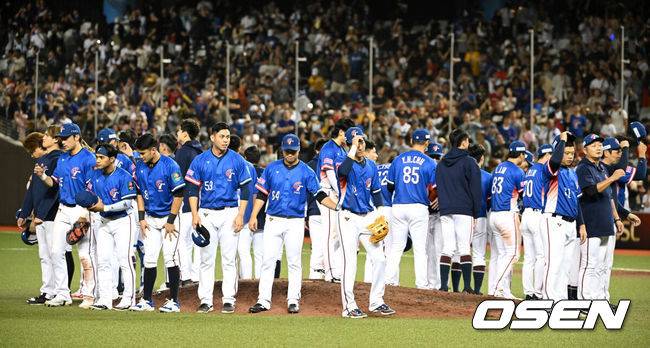 [OSEN=타이베이(대만), 이대선 기자] 한국이 희망했던 경우의 수를 아무 것도 살리지 못했다. 일본이 접전 끝에 쿠바를 제압하고 대만이 호주를 대파하면서 2연속 대회 결승에 올랐던 한국은 슈퍼라운드 진출이 좌절됐다.대만은 17일 대만 타이베이에 위치한 타이베이돔에서 열린 '2024 세계야구소프트볼연맹(WBSC) 프리미어12' 오프닝라운드 B조 4차전 호주와의 경기에서 11-3으로 대승을 거뒀다.한국은 18일 호주전 경기 결과와 관계없이 오프닝라운드 탈락이 확정됐다.&nbsp;경기 종료 후 대만 선수들이 관중석을 향해 인사를 하고 있다. 2024.11.17 /sunday@osen.co.kr
