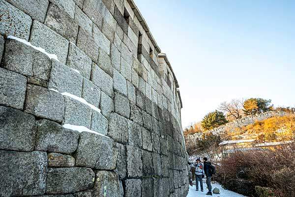 한양도성은 한 공간에 조선 태조 때 쌓은 돌과 현대에 쌓은 여장이 혼재하고 있다.