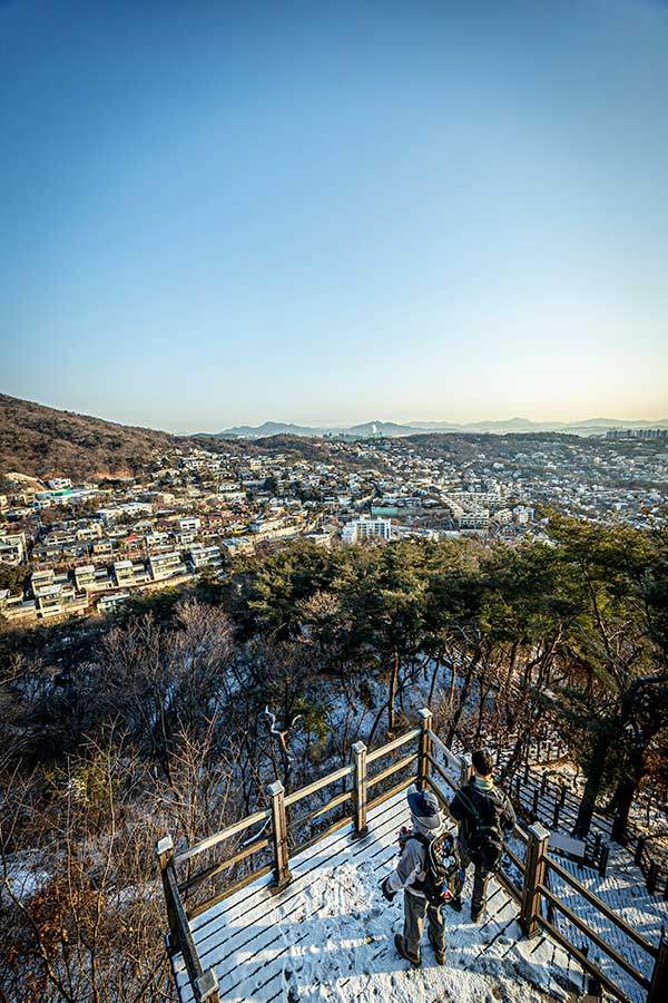 한양도성에서 바라본 성북동. 부촌과 서민 마을이 공존하는 성북동 특유의 독특한 마을 형태가 한눈에 들어온다.