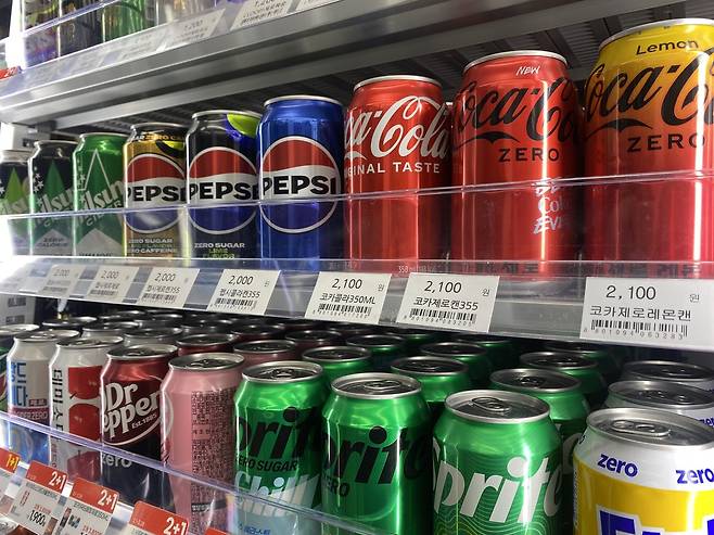5일 서울 시내의 한 편의점 매대에 ‘제로 칼로리’ 음료들이 가득 진열돼 있다. 전문가들은 인공감미료의 과도한 섭취가 오히려 장내 가스를 유발하고 미생물 균형을 무너뜨릴 수 있다고 지적한다. 사진=김현주 기자