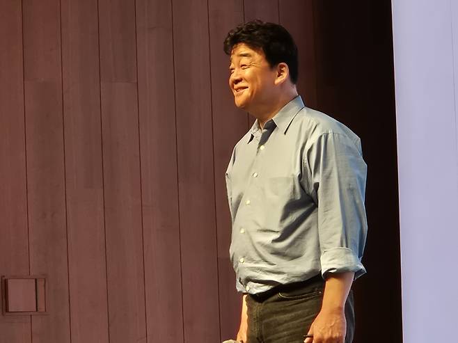 더본코리아 백종원 대표가 지난해 9월3일 오전 서울 중구 신라호텔 영빈관에서 열린 ‘TBK(The Born Korea)’ 글로벌 B2B(기업 간 거래)소스 론칭 시연회에서 활짝 웃고 있다. 김동환 기자