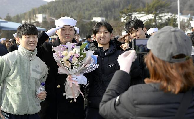 &nbsp;6일 경남 창원시 진해구 해군교육사령부에서 열린 해군병 721기 수료식에서 해군병들이 가족과 기념촬영 하고 있다. (사진=해군교육사령부 제공)&nbsp;