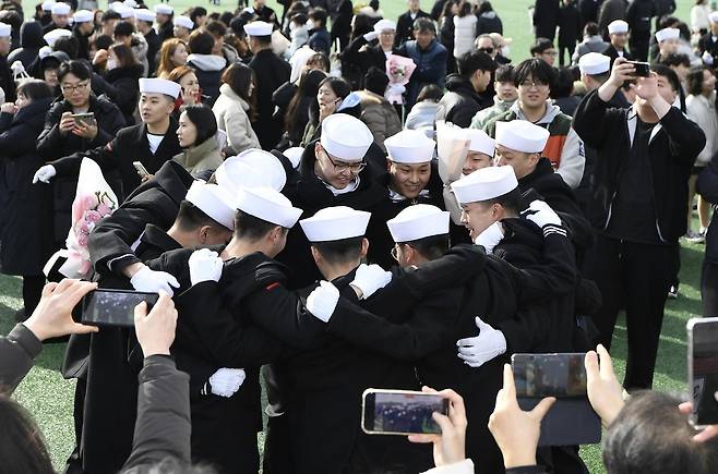 6일 경남 창원시 진해구 해군교육사령부에서 열린 해군병 721기 수료식에서 해군병들이 해병가를 부르며 자축하고 있다. (사진=해군교육사령부 제공)&nbsp;