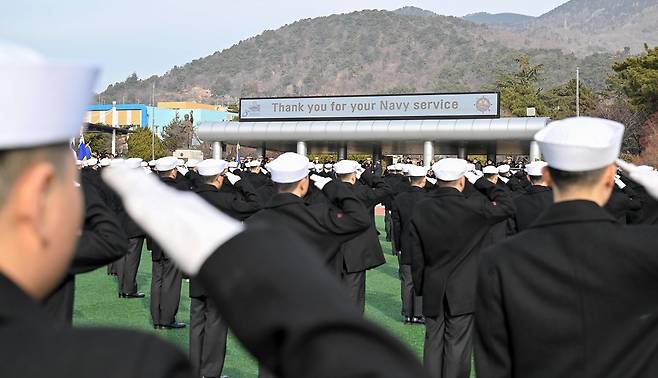 6일 경남 창원시 진해구 해군교육사령부에서 해군병 721기 수료식이 열리고 있다. (사진=해군교육사령부 제공)&nbsp;