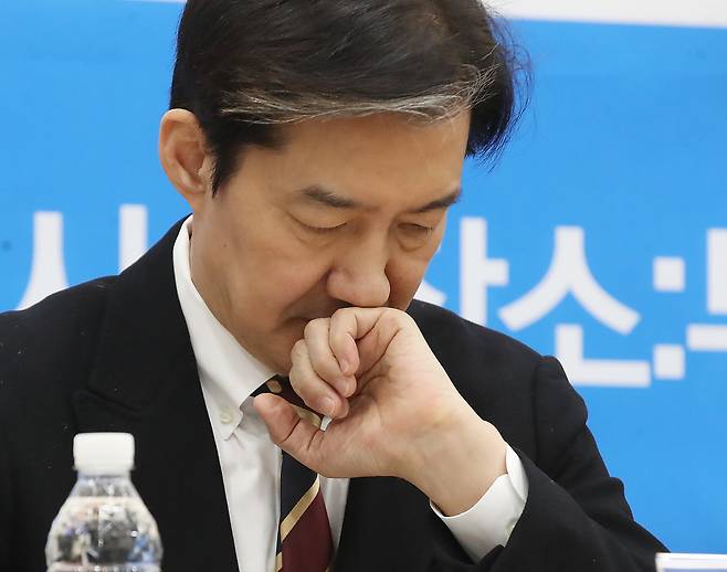 조국혁신당 조국 대표가 지난 5일 부산 동구 부산항국제전시컨벤션센터에서 열린 현장 최고위원회의에서 생각에 잠겨 있다. 뉴스1