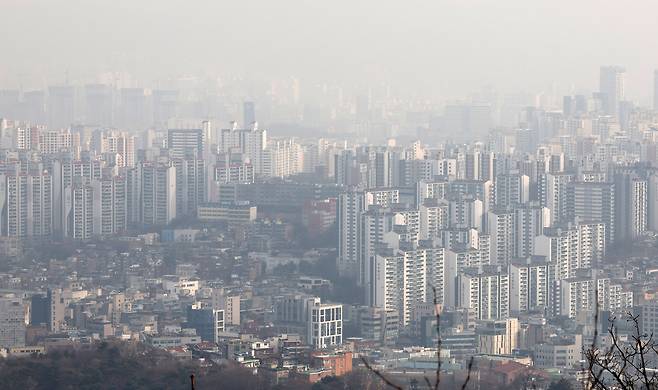 이재명 대통령의 연이은 고강도 부동산 메시지에 서울 강남3구 등에서 급매물이 늘어난 5일 오후 서울 용산구 남산 전망대에서 바라본 서울 도심 아파트가 희뿌연 대기에 갖혀 있다. 뉴시스