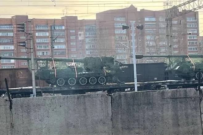 2024년 11월 러시아 중부 크라스노야르스크에서 포착된 북한제 M1989 자주포의 운송 모습. 엑스 캡처