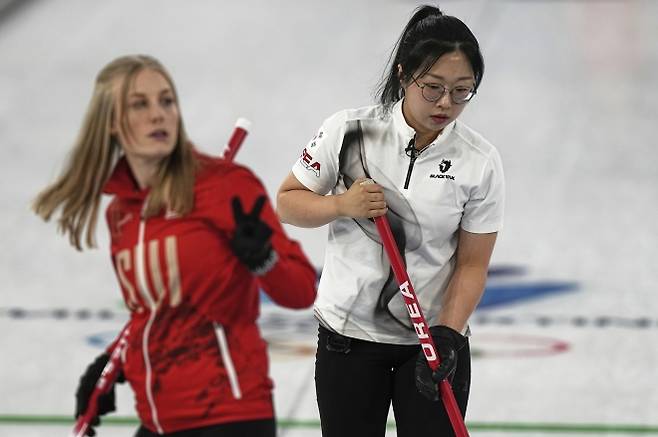 컬링 믹스더블, 스위스에 패해 3연패로 최하위 - 한국의 김선영(오른쪽)과 스위스의 브라이어 슈발러-휘얼리만이 5일(한국시간) 이탈리아 코르티나 담페초에서 열린 컬링 경기에서 경쟁하고 있다. 코르티나 AP 뉴시스