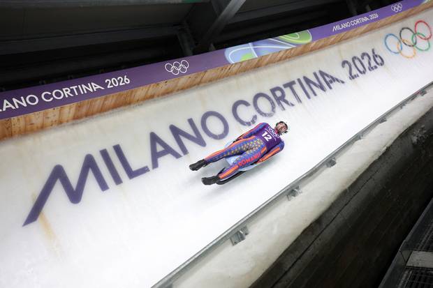 4일(현지 시간) 밀라노·코르티나담페초 동계올림픽 남자 루지 연습 주행이 진행된 이탈리아 코르티나담페초의 코르티나 슬라이딩 센터 트랙에 대회명이 선명히 새겨져 있다. 로이터연합뉴스