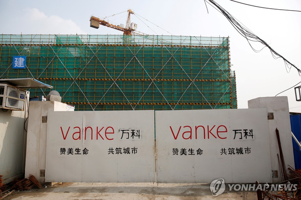 중국 상하이 한 공사장에 걸린 부동산업체 ‘완커’. 로이터 연합뉴스