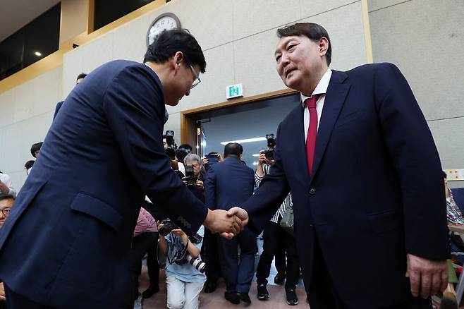 2019년 7월25일 윤석열 신임 검찰총장이 취임식 후 직원과 인사하고 있다. ⓒ연합뉴스