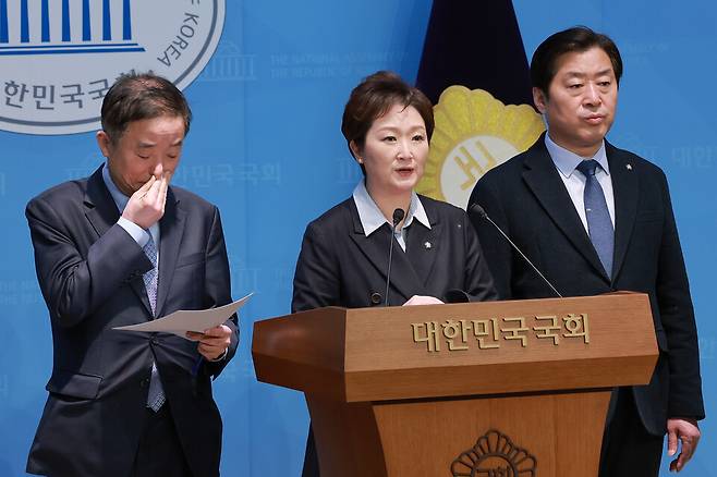 더불어민주당 소속 강득구(왼쪽부터)·이언주·황명선 최고위원이 6일 국회 소통관에서 민주당과 조국혁신당 간 합당 논의를 중단할 것을 촉구하고 있다. ⓒ연합뉴스