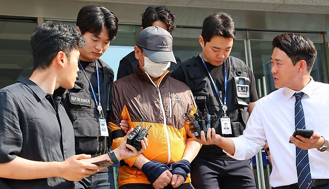 인천 송도에서 사제 총기로 아들을 살해한 60대 남성 조아무개씨가 2025년 7월30일 인천 논현경찰서 유치장에서 검찰로 송치되고 있다. ⓒ연합뉴스