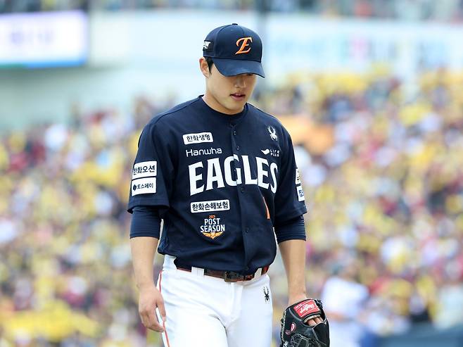 한화 문동주가 4일 호주 멜버른에서 진행 중인 팀 스프링캠프 도중 불펜 피칭을 준비하다 어깨 통증을 느꼈다. 문동주는 훈련을 모두 즉각 중단했다. 야구대표팀 최종 명단에서도 이름이 빠지며 WBC 출전이 불발됐다. 뉴시스