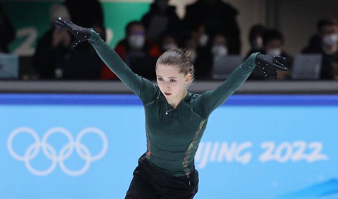 ▲ '피겨 여왕' 김연아는 2022년 묵묵하게 베이징 동계올림픽을 지켜보다가 입을 열었다. 당시 도핑 파문이 일었던 발리예바 사태에 일침을 가했다. 스포츠의 본질인 공정성을 위해 약물을 사용한 선수는 경기에 나설 수 없다고 주장했다. 4년이 흘러 발리예바가 뻔뻔하게 복귀하면서 김연아의 발언이 다시 화제가 되고 있다. ⓒ연합뉴스