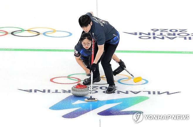 믹스더블 김선영-정영석 조 (코르티나담페초=연합뉴스) 류영석 기자 = 컬링 믹스더블 국가대표 정영석이 5일(현지시간) 이탈리아 코르티나담페초 컬링 올림픽 스타디움에서 열린 밀라노·코르티나 동계올림픽 이탈리아와의 라운드로빈 경기에서 스위핑을 하고 있다. 2026.2.5 ondol@yna.co.kr