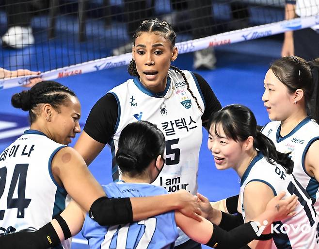 득점 후 기뻐하는 GS칼텍스의 실바(뒤편 중앙) [한국배구연맹 제공. 재판매 및 DB 금지]