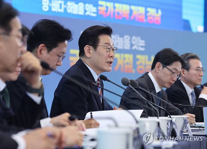 경남 타운홀미팅, 발언하는 이재명 대통령 (창원=연합뉴스) 한상균 기자 = 이재명 대통령이 6일 창원 성산구 창원컨벤션센터에서 열린 '경남의 마음을 듣다' 타운홀미팅 간담회에서 발언하고 있다. 2026.2.6 xyz@yna.co.kr