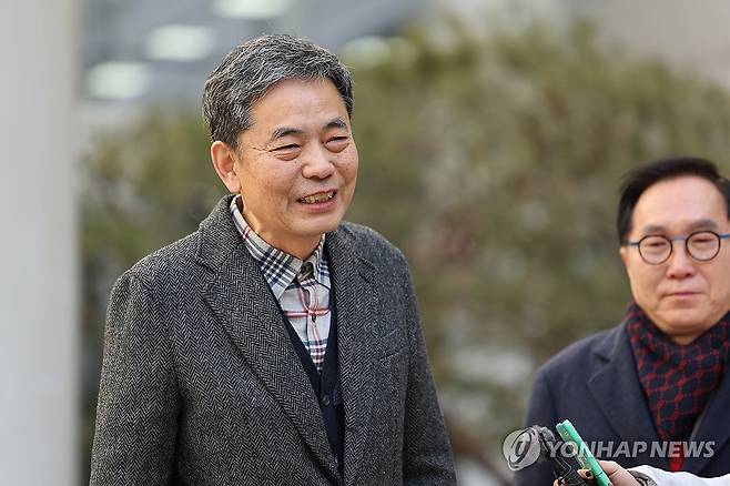 미소 보이는 곽상도 전 의원 (서울=연합뉴스) 김성민 기자 = 곽상도 전 의원이 6일 서울 서초구 서울중앙지방법원에서 열린 1심 선고를 마친 후 입장을 밝히며 미소짓고 있다. 이날 법원은 '대장동 50억 클럽' 관련 범죄 수익을 은닉한 혐의를 받는 곽 의원에 대한 공소를 기각했다. 2026.2.6 [공동취재] ksm7976@yna.co.kr