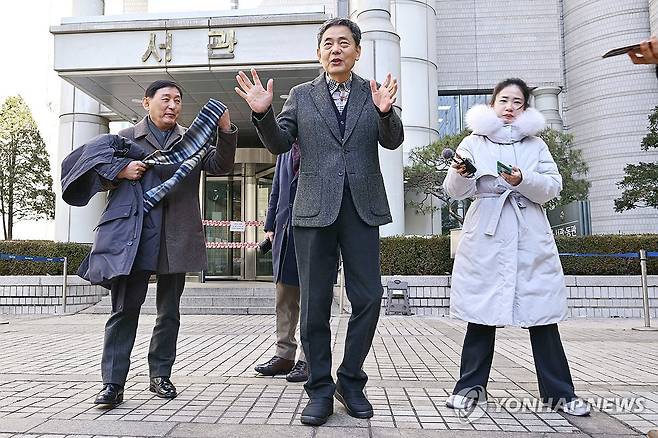 법원에서 입장 밝히는 곽상도 전 의원 (서울=연합뉴스) 김성민 기자 = 곽상도 전 의원이 6일 서울 서초구 서울중앙지방법원에서 열린 1심 선고를 마친 후 입장을 밝히고 있다. 이날 법원은 '대장동 50억 클럽' 관련 범죄 수익을 은닉한 혐의를 받는 곽 의원에 대한 공소를 기각했다. 2026.2.6 [공동취재] ksm7976@yna.co.kr