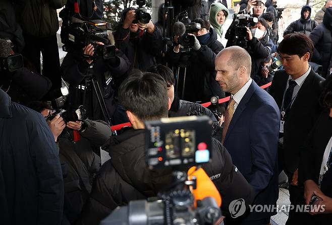 로저스 쿠팡 한국 임시대표 경찰 출석 (서울=연합뉴스) 박동주 기자 = 해롤드 로저스 쿠팡 한국 임시대표가 6일 국회 '쿠팡 사태 연석 청문회'에서 허위 증언을 한 혐의(국회증언감정법상 위증) 관련 조사를 받기 위해 서울 마포구 서울경찰청 반부패수사대에 출석하고 있다. 2026.2.6 pdj6635@yna.co.kr