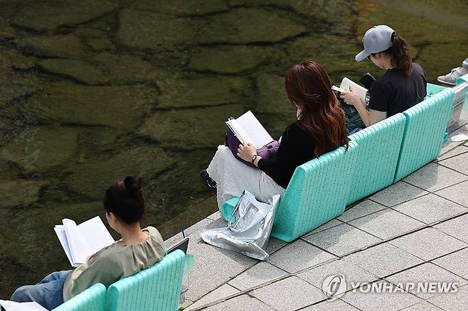 책 읽는 모습  [연합뉴스 자료사진]