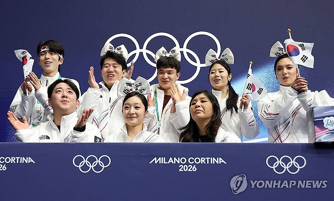 점수 기다리는 신지아 (밀라노=연합뉴스) 이지은 기자 = 2026 밀라노·코르티나담페초 동계 올림픽 개막일인 6일(현지시간) 이탈리아 밀라노 아이스스케이팅 아레나에서 열린 팀 이벤트 여자 싱글 쇼트프로그램에서 한국 신지아가 연기를 마친 뒤 점수를 기다리고 있다. 2026.2.6 jieunlee@yna.co.kr