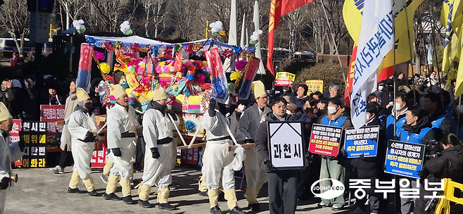 과천사수비상대책위원회는 정부 경마장 이전 및 9천800세대 공급 정책을 "과천을 죽이는 행위"라 비난하면서 상여 행진을 하는 퍼포먼스를 보였다. 하재홍 기자
