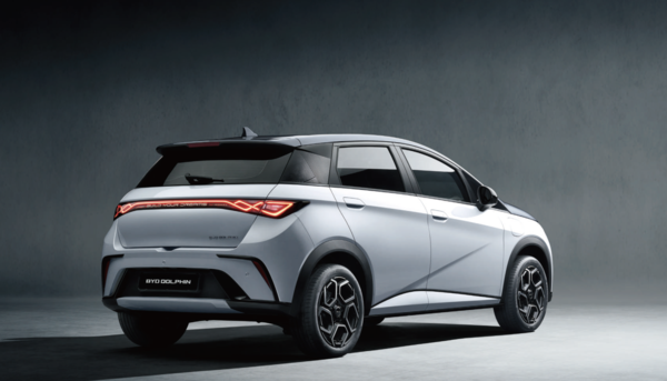 BYD코리아가 2000만원대 소형 전기차 '돌핀'을 선보이며 국내 전기차 시장 공략에 나선다. BYD코리아 제공