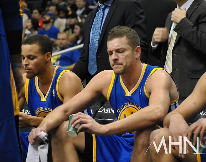 (NBA 골든스테이트 구단. 왼쪽에 NBA '최고슈터' 스테판 커리의 모습도 보인다)