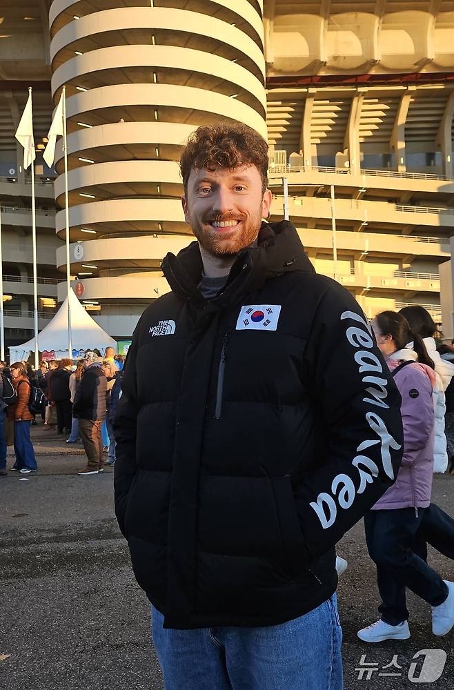 피겨스케이팅 전 국가대표 알렉산더 갬린이 7일(한국시간) 2026 밀라노 코르티나 동계 올림픽 개회식이 열린 산시로 스타디움을 방문해 포즈를 취하고 있다. ⓒ News1 권혁준 기자