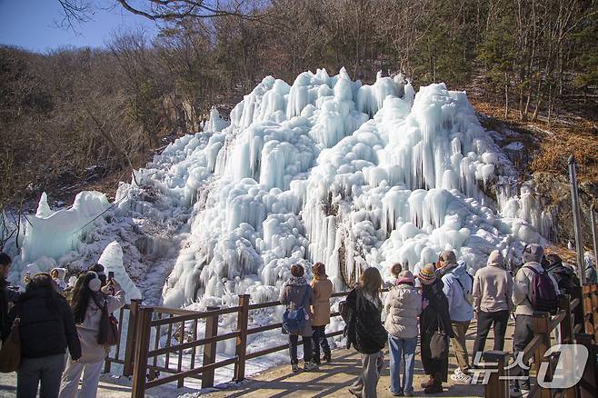 얼음 나라로 변신한 계곡, 가평 어비계곡.(경기관광공사 제공. 재판매 및 DB금지)/뉴스1