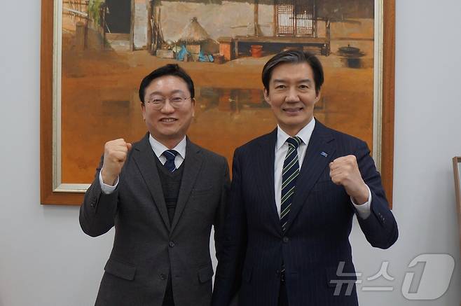 명창환 전 전남도 행정부지사가 지난 2일 조국혁신당에 입당한 후 조국 대표와 기념사진을 촬영하고 있다. (본인 제공. 재판매 및 DB금지) 2026.2.3 / ⓒ 뉴스1