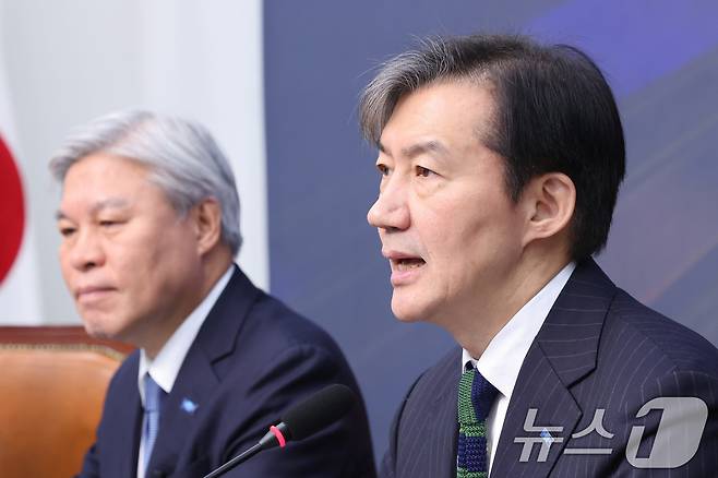 조국 조국혁신당 대표(오른쪽)와 서왕진 원내대표. 2026.2.4 ⓒ 뉴스1 신웅수 기자