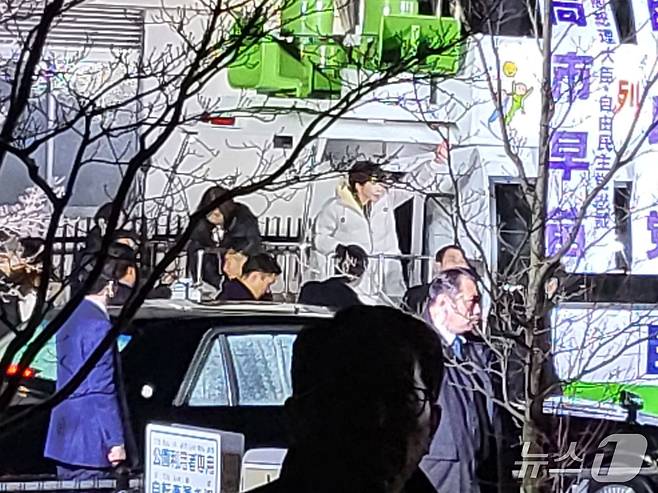 일본 중의원 선거 전날인 7일 다카이치 사나에 일본 총리가 도쿄 세타가야구 후타코-다마가와 공원에서 열린 자민당 소속의 와카미야 겐지 후보의 응원 유세에 참석한 모습. 2026.02.07/뉴스1ⓒ News1 김지완 기자