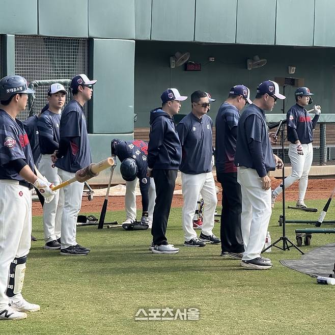 롯데 코치진이 라이브 배팅을 지켜보고 있다. 타이난 | 박연준 기자 duswns0628@sportsseoul.com